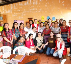 Fotografía de grupo de Su Majestad la Reina con personal del Centro de Atención y mujeres beneficiarias